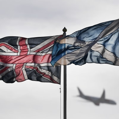 Storbritanniens unionsflagga och Skottlands flagga vajar i vinden.