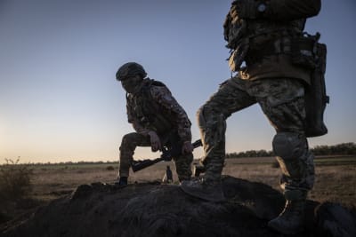 Ett par ukrainska soldater i kvällssolen.