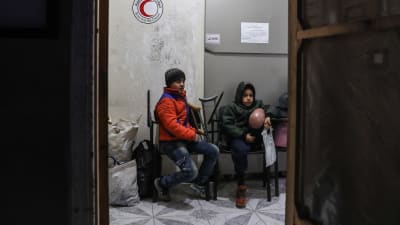 Tio år gamla Zuhair väntar på att evakueras från östra Ghouta till ett sjukhus i Damskus.