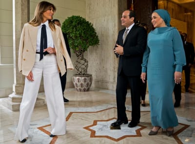 USA:s första dam Melania Trump välkomnas av Egyptens president Abdel Fattah al-Sisi och hans hustru Intissar Amer  i Kairo.