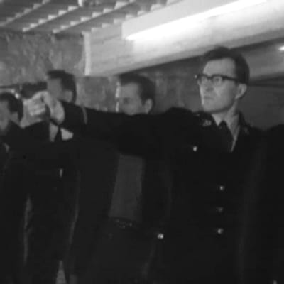 Poliisikokelaat harjoittelevat ampumista 1962.
