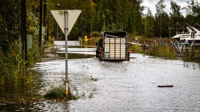 Bil på översvämmad väg