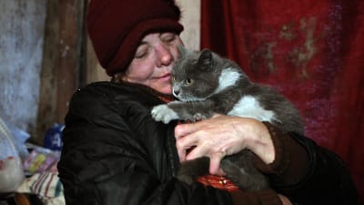 Hemlös kvinna i ett härbärge för hemlösa i Bishkek, Kirgizistan