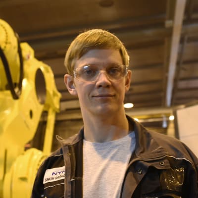 Robotansvarige Simon Grönqvist har jobbat med robotprojektet i ett år.