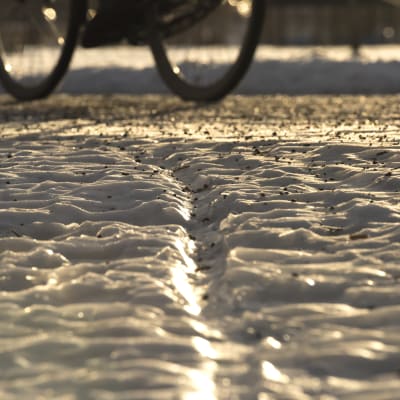 Cykel på isig väg.