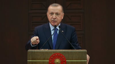 Turkiets president Recep Tayyip Erdogan håller tal