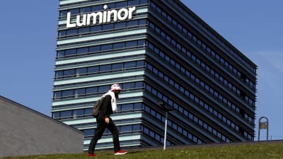Banken Luminors kontor i Vilnius, man promenerar på gräsmatta i förgrunden.