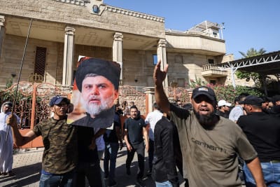 Demonstranter håller upp en bild på den shiitiske ledaren Muqtada al-Sadr under en antisvensk protest i Baghdad i Irak.