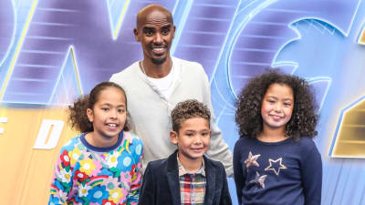 Mo Farah fotograferas tillsammans med sina barn.