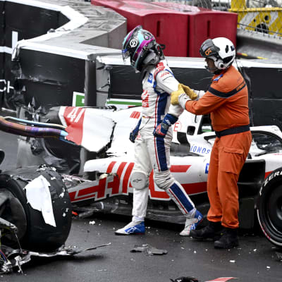 Mick Schumacher leds bort från sin söndriga bil.