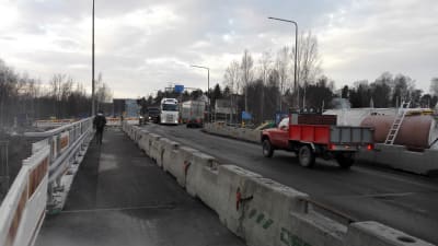 Pojoviksbron i Raseborg repareras och där finns betinggrisar som skyddar fotgängare från bilarna.
