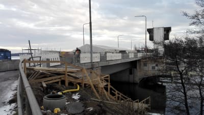 Pojoviksbron i Raseborg repareras och där finns betinggrisar som skyddar fotgängare från bilarna.