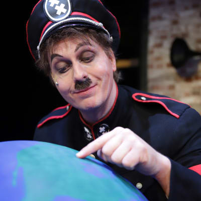 Diktaattori-näytelmä Mikkelin Teatterissa, näyttelijä Juha Pullin roolihahmo Hynkel maapallon äärellä.