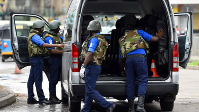 Lankesiska soldater inspekterar innehållet i en bil vid en kontroll i Colombo 3.5.2019 