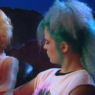Sami Kiiski eli Läski ja Sanna Rajala eli Saku kertomassa punkkarielämäästä Yöstudio-ohjelmassa 1987