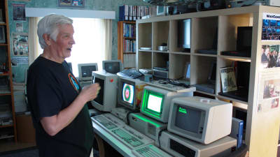 Olavi Kanervisto esittelemässä IBM:n ensimmäisiä kotitietokoneita.