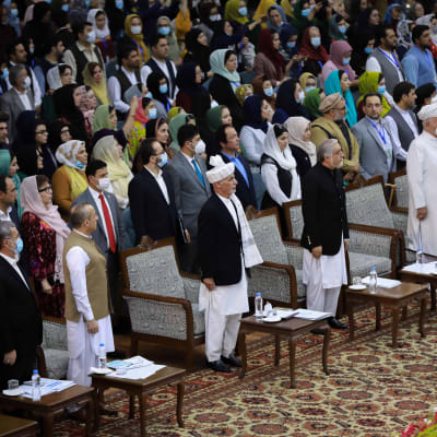 3 600 delegater från hela landet deltog i det stora stammötet Loya Jirga som enhälligt rekommenderar att de 400 mest fruktade talibanfångarna friges.