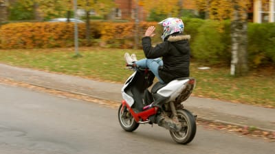 Ungdom på moped