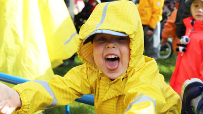 Leikitään Pikku Kakkosta -konsertti Joensuu. Naurava lapsi sadeasussa.