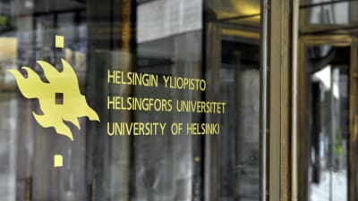 Bild på glasdörr vid Helsingfors universitet. På dörren står universitetets logotyp och och texten "Helsingfors universitet".