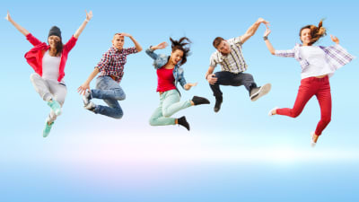 En grupp tonåringar hoppar, i bakgrunden blå himmel.