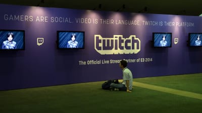 En besökare tittar på skärmar på mässan Electronic Entertainment Expo i Los Angeles i juni 2014.