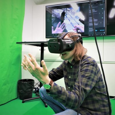 Toimittaja Hallamaa Varjo oy:n virtuaalimaisemassa, kädet avaruudessa