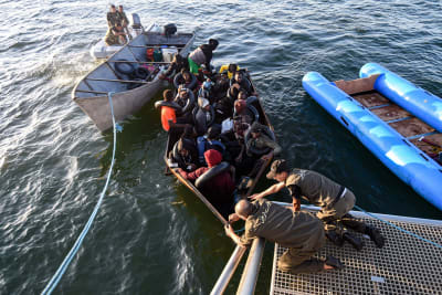 Migranter från länder söder om Sahara räddas av det tunisiska nationalgardet i Medelhavet utanför den tunisiska staden Sfax. 