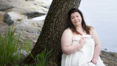 Anne Kolehmainen vid ett träd.
