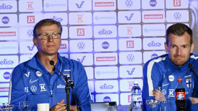 Markku Kanerva och Lukas Hradecky på en presskonferens sommaren 2021.