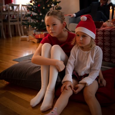 Barn som tittar på på Kalle Anka på julafton.