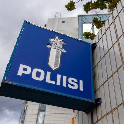 Polisskylt som hänger på polishuset i Tammerfors.