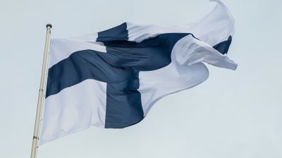 Suomen Lippu liehuu salossa