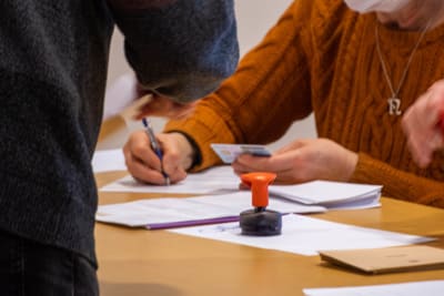 en äldre herre som ska förhands rösta