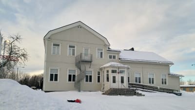 Sundby skola i vinterlandskap. 