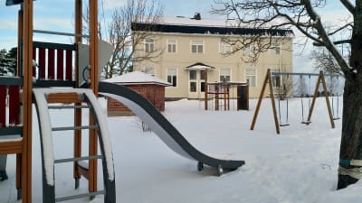 Klätterställning, i bakgrunden Sundby skola. 
