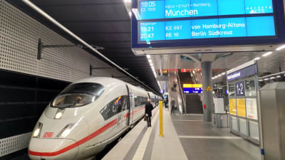 Ett ICE-tåg på järnvägsstationen i Berlin.
