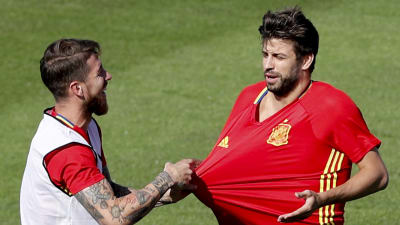 Ramos drar i Piques tröja.
