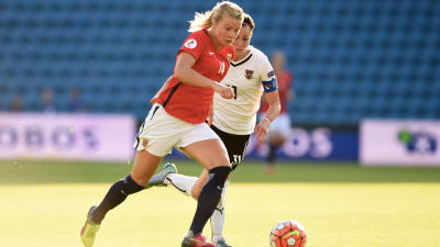 Ada Hegerberg med bollen
