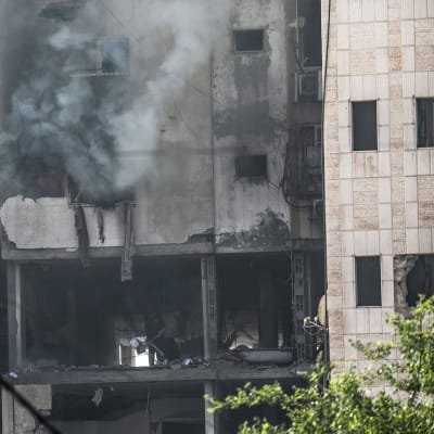Rök stiger upp från en byggnad efter israeliska flygangrepp i Gaza City den 5 augusti 2022.  