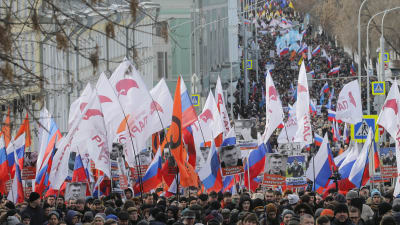 Demonstranter marcherar i Moskva till minnet av Boris Nemtsov, två år efter att han mördades.