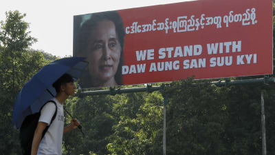 Plakat till försvar för Aung San Suu Kyi 