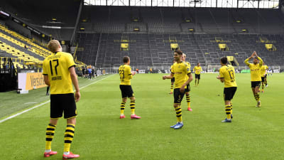 Borussia Dortmunds spelare firar mål med säkerhetsavstånd.