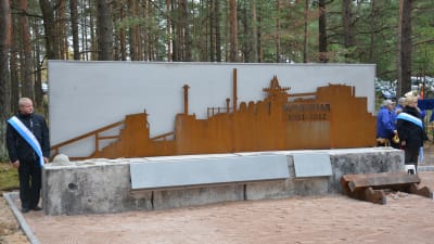 Minnesmärket över Koverhar avtäcks i Lappvik.