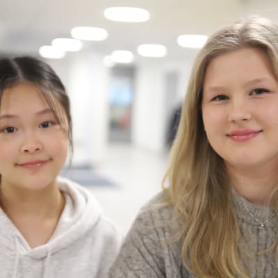 9-luokkalaiset Melisa Teh ja Anni Lehtonen Turun Normaalikoulusta.