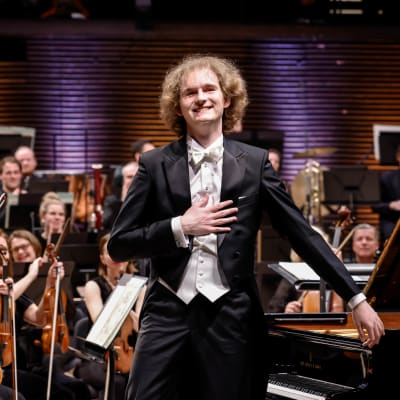 Piotr Pawlak esiintymisensä jälkeen Maj Lind -pianokilpailun (2022) orkesterifinaaleissa.