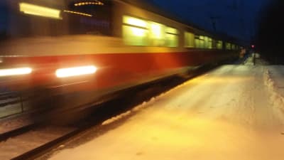Y-juna tulee talviselle Siuntion asemalle pimeässä.