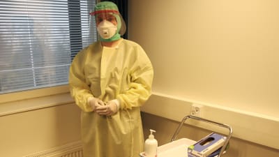 Sjuksköterska i skyddsutrustning