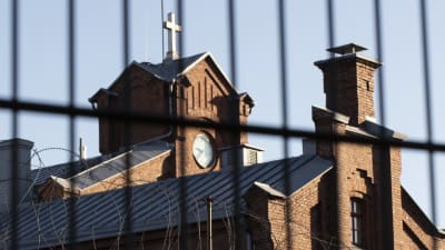 Helsingfors fängelse. I förgrunden gallerstaket, i bakgrunden fängelsebyggnaden.