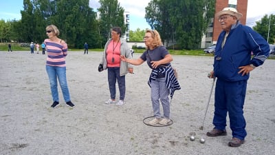 Margot Lindberg, Ulla Sandlin, Annica Turpeinen och Erik Höglund spelar tre omgångar boule på onsdagens träning i Jakobstad.